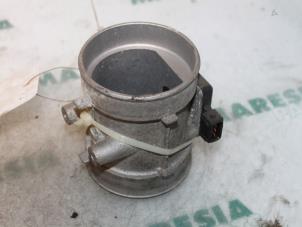 Gebruikte Luchthoeveelheidsmeter Lancia Dedra 1.8 GT 16V VVT Prijs € 35,00 Margeregeling aangeboden door Maresia Parts