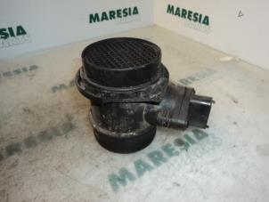 Gebruikte Luchthoeveelheidsmeter Fiat Stilo (192A/B) 1.9 JTD 80 5-Drs. Prijs € 40,00 Margeregeling aangeboden door Maresia Parts