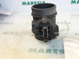 Gebruikte Luchthoeveelheidsmeter Fiat Bravo (182A) 1.9 TDS SX,ELX 100 Prijs € 25,00 Margeregeling aangeboden door Maresia Parts