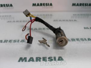 Gebruikte Sleutel + Contactslot Renault 25 (B29) 2.2 TX,GTX,Autom. Prijs € 25,00 Margeregeling aangeboden door Maresia Parts