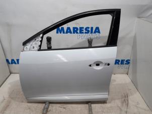 Gebruikte Deur 4Deurs links-voor Renault Megane III Berline (BZ) 1.4 16V TCe 130 Prijs € 224,00 Margeregeling aangeboden door Maresia Parts