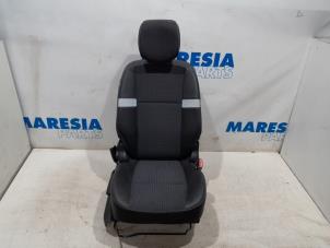 Gebruikte Stoel rechts Renault Scénic III (JZ) 2.0 16V CVT Prijs € 75,00 Margeregeling aangeboden door Maresia Parts
