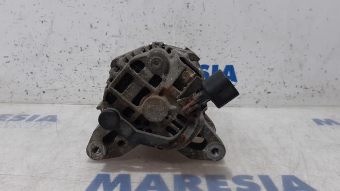 Alternator van een Citroën C2 (JM) 1.1 Entreprise 2005