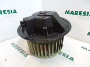 Gebruikte Kachel Ventilatiemotor Fiat Brava (182B) 1.6 16V Prijs € 25,00 Margeregeling aangeboden door Maresia Parts