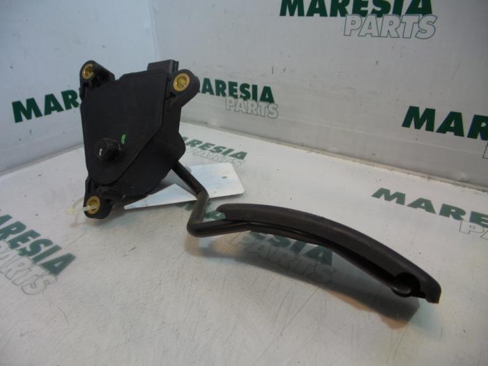 Gebruikte Sensor Gaspedaalpositie Renault Grand Scénic II (JM) 2.0 16V Prijs € 29,95 Margeregeling aangeboden door Maresia Parts