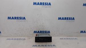 Gebruikte Radio CD Speler Peugeot 307 CC (3B) 2.0 16V Prijs € 55,00 Margeregeling aangeboden door Maresia Parts