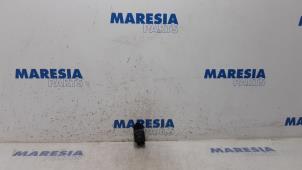 Gebruikte Schakelaar handrem Renault Scénic III (JZ) 2.0 16V CVT Prijs € 14,99 Margeregeling aangeboden door Maresia Parts