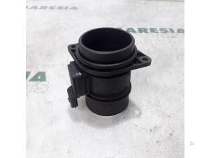 Gebruikte Luchthoeveelheidsmeter Renault Trafic New (FL) 2.0 dCi 16V 115 Prijs € 105,00 Margeregeling aangeboden door Maresia Parts