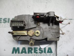 Gebruikte Portierslot Mechaniek 4Deurs rechts-voor Fiat Ulysse (220) 2.0 i.e. S,EL Prijs € 35,00 Margeregeling aangeboden door Maresia Parts