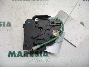 Gebruikte Deurslot Mechaniek 4Deurs links-voor Fiat Idea (350AX) 1.4 16V Prijs € 35,00 Margeregeling aangeboden door Maresia Parts