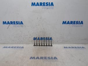 Gebruikte Uitlaatklep Renault Trafic New (FL) 2.0 dCi 16V 90 Prijs € 35,00 Margeregeling aangeboden door Maresia Parts