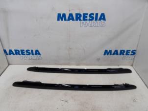 Gebruikte Dakrail set Citroen C4 Cactus (0B/0P) 1.2 PureTech 82 12V Prijs € 99,00 Margeregeling aangeboden door Maresia Parts