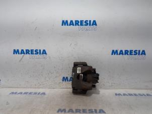 Gebruikte Remklauw (Tang) rechts-voor Peugeot Partner (GC/GF/GG/GJ/GK) 1.6 HDI 75 16V Prijs € 13,99 Margeregeling aangeboden door Maresia Parts