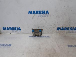 Gebruikte Oliekoeler Renault Clio IV (5R) 0.9 Energy TCE 90 12V Prijs € 30,00 Margeregeling aangeboden door Maresia Parts