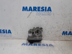 Gebruikte Gasklephuis Renault Clio IV (5R) 0.9 Energy TCE 90 12V Prijs € 19,99 Margeregeling aangeboden door Maresia Parts