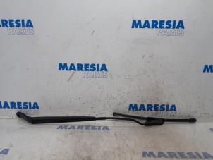 Gebruikte Ruitenwisserarm voor Citroen DS3 Cabrio (SB) 1.6 16V VTS THP Prijs € 15,00 Margeregeling aangeboden door Maresia Parts