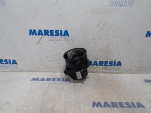 Gebruikte Blower Citroen C4 Cactus (0B/0P) 1.2 PureTech 110 12V Prijs € 25,00 Margeregeling aangeboden door Maresia Parts