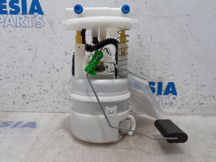 Brandstofpomp Elektrisch van een Renault Clio IV (5R) 0.9 Energy TCE 90 12V 2015