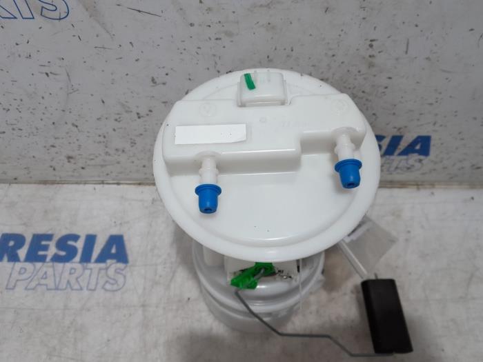 Brandstofpomp Elektrisch van een Renault Clio IV (5R) 0.9 Energy TCE 90 12V 2015