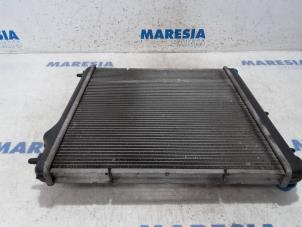 Gebruikte Radiateur Peugeot 208 I (CA/CC/CK/CL) 1.0 Vti 12V PureTech Prijs € 35,00 Margeregeling aangeboden door Maresia Parts
