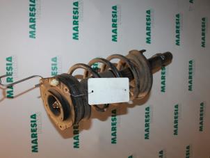 Gebruikte Mac Phersonpoot links-voor Renault Scénic II (JM) 1.9 dCi 120 Prijs € 25,00 Margeregeling aangeboden door Maresia Parts