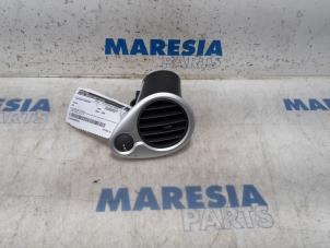 Gebruikte Luchtrooster Dashboard Renault Clio III (BR/CR) 1.2 16V TCe 100 Prijs € 15,00 Margeregeling aangeboden door Maresia Parts
