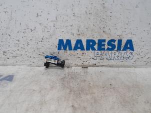 Gebruikte Remassistent sensor Citroen C4 Cactus (0B/0P) 1.2 PureTech 110 12V Prijs € 20,00 Margeregeling aangeboden door Maresia Parts