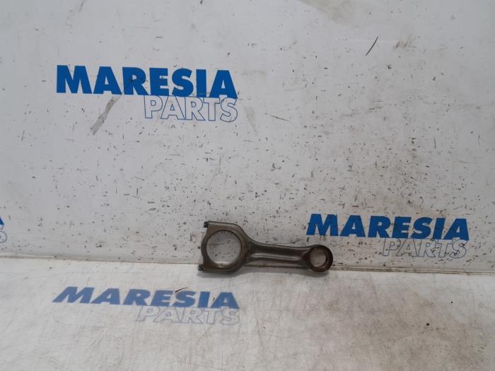 Gebruikte Drijfstang Citroen C4 Picasso (3D/3E) 1.6 e-Hdi, BlueHDi 115 Prijs € 40,00 Margeregeling aangeboden door Maresia Parts