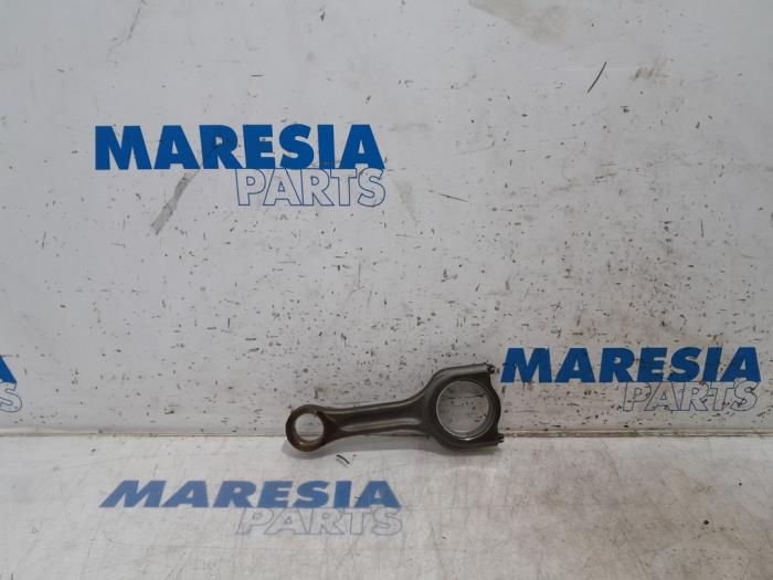 Gebruikte Drijfstang Citroen C4 Picasso (3D/3E) 1.6 e-Hdi, BlueHDi 115 Prijs € 40,00 Margeregeling aangeboden door Maresia Parts