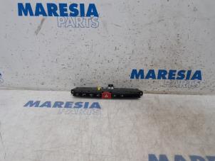 Gebruikte Schakelaar Fiat Doblo Cargo (263) 1.6 D Multijet Prijs € 60,50 Inclusief btw aangeboden door Maresia Parts