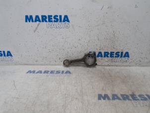 Gebruikte Drijfstang Lancia Delta (844) 1.6 D Multijet 16V 120 Prijs € 35,00 Margeregeling aangeboden door Maresia Parts