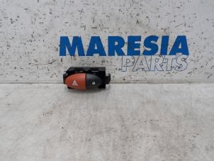 Gebruikte Paniekverlichtings Schakelaar Renault Twingo II (CN) 1.2 16V Prijs € 10,00 Margeregeling aangeboden door Maresia Parts
