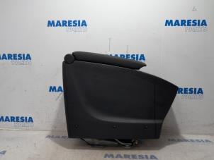 Gebruikte Middenconsoles Renault Scénic III (JZ) 1.4 16V TCe 130 Prijs € 75,00 Margeregeling aangeboden door Maresia Parts