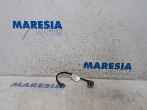 Gebruikte USB stekker Peugeot 308 SW (L4/L9/LC/LJ/LR) 1.6 BlueHDi 120 Prijs € 20,00 Margeregeling aangeboden door Maresia Parts