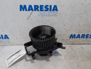 Gebruikte Chaufage Ventilatiemotor Peugeot 5008 I (0A/0E) 1.6 HDiF 16V Prijs € 40,00 Margeregeling aangeboden door Maresia Parts