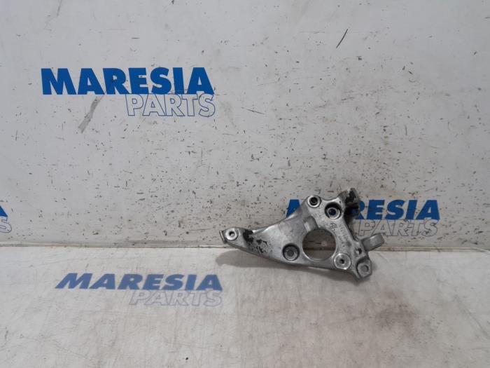 Gebruikte Dynamosteun onder Peugeot 5008 I (0A/0E) 1.6 HDiF 16V Prijs € 20,00 Margeregeling aangeboden door Maresia Parts
