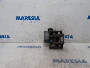 Gebruikte Remklauw (Tang) rechts-achter Citroen C4 Grand Picasso (3A) 1.6 BlueHDI 120 Prijs € 75,00 Margeregeling aangeboden door Maresia Parts