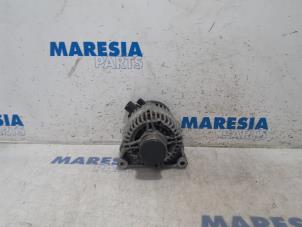 Gebruikte Dynamo Peugeot 208 I (CA/CC/CK/CL) 1.2 Vti 12V PureTech 82 Prijs € 45,00 Margeregeling aangeboden door Maresia Parts