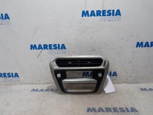 Gebruikte Dashboard sierlijst Citroen C-Elysee (DD) 1.2 Vti 82 12V Prijs € 40,00 Margeregeling aangeboden door Maresia Parts