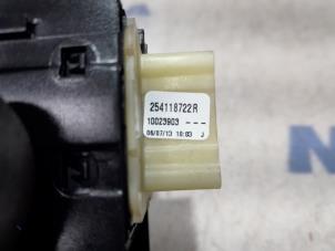 Gebruikte Ruit schakelaar elektrisch Renault Clio IV Estate/Grandtour (7R) 1.5 Energy dCi 90 FAP Prijs € 25,00 Margeregeling aangeboden door Maresia Parts