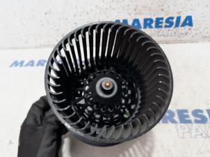 Gebruikte Chaufage Ventilatiemotor Peugeot 208 I (CA/CC/CK/CL) 1.2 Vti 12V PureTech 82 Prijs € 24,95 Margeregeling aangeboden door Maresia Parts