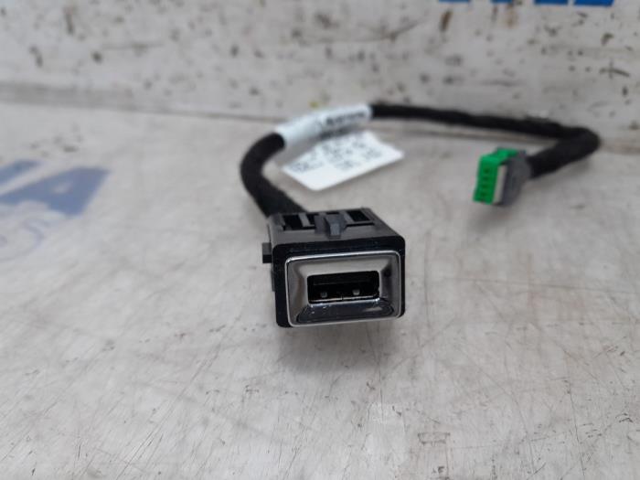 USB stekker van een Peugeot 308 (L3/L8/LB/LH/LP) 1.2 12V e-THP PureTech 110 2015