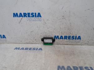 Gebruikte Module PDC Peugeot 308 (L3/L8/LB/LH/LP) 1.2 12V e-THP PureTech 110 Prijs € 24,00 Margeregeling aangeboden door Maresia Parts