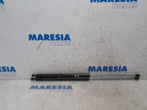 Gebruikte Set Gasdempers Achterklep Peugeot 207 CC (WB) 1.6 16V THP Prijs € 40,00 Margeregeling aangeboden door Maresia Parts