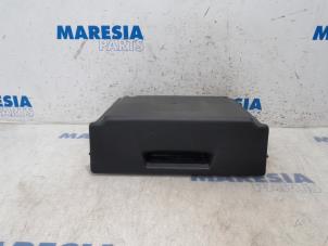 Gebruikte Opbergvak Renault Grand Scénic III (JZ) 1.6 dCi Prijs € 30,00 Margeregeling aangeboden door Maresia Parts