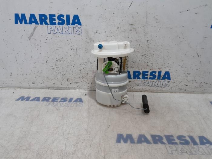 Gebruikte Tank element Pomp Renault Captur I (2R) 1.2 TCE 16V EDC Prijs € 85,00 Margeregeling aangeboden door Maresia Parts