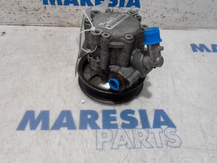 Gebruikte Servopomp Alfa Romeo 159 Sportwagon (939BX) 2.4 JTDm 20V Prijs € 105,00 Margeregeling aangeboden door Maresia Parts