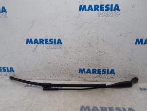 Gebruikte Ruitenwisserarm voor Peugeot 207/207+ (WA/WC/WM) 1.6 16V VTi Prijs € 15,00 Margeregeling aangeboden door Maresia Parts
