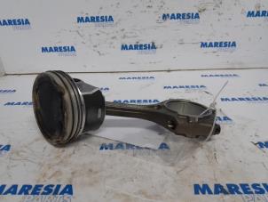 Gebruikte Drijfstang Renault Megane III Grandtour (KZ) 2.0 16V TCe 180 Prijs € 50,00 Margeregeling aangeboden door Maresia Parts