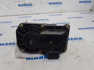 Gebruikte Gasklephuis Renault Megane III Grandtour (KZ) 2.0 16V TCe 180 Prijs € 49,95 Margeregeling aangeboden door Maresia Parts